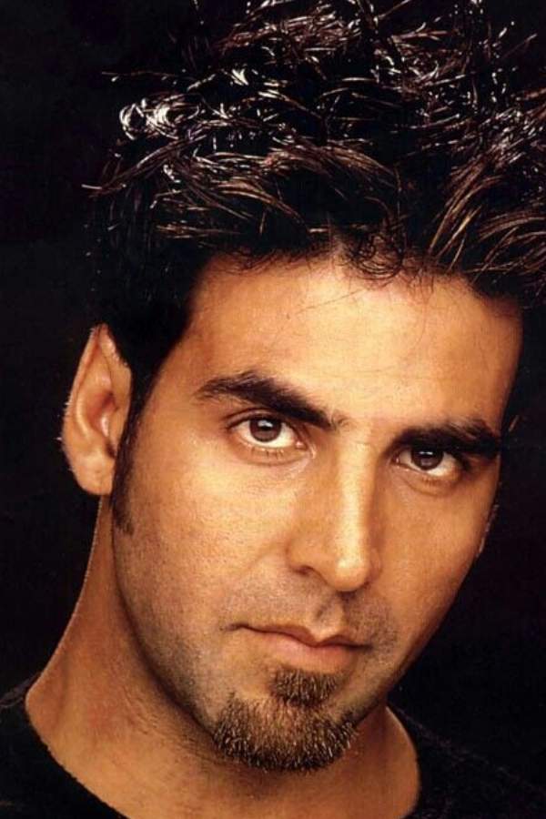 মিঠুন চক্রবর্তী কিংবা শাহরুখ খান, সকলেই নির্দিষ্ট সময়ের পর ছোট জুলপির দিকেই ঝুঁকেছেন। মাইকেলের জুলপি অবশ্য বর্তমানে 'সেকেলে' তকমাই পাবে। তবে পুরোনো মাদক যদি ঢেলে দেওয়া হয় নতুন পাত্রে— মন্দ কী! তাই, এবার পুজোয় কথায় কথায় ফোড়ন না কেটে, সানন্দে জুলপি কাটুন। এই প্রতিবেদনটি 'আনন্দ উৎসব' ফিচারের একটি অংশ।  