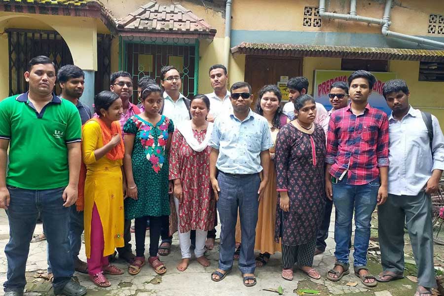 তারকের সঙ্গে ‘প্রেরণা অডিয়ো লাইব্রেরি’তে ‘শব্দ-বই’ নিতে আসা দৃষ্টিহীন পড়ুয়ারা।