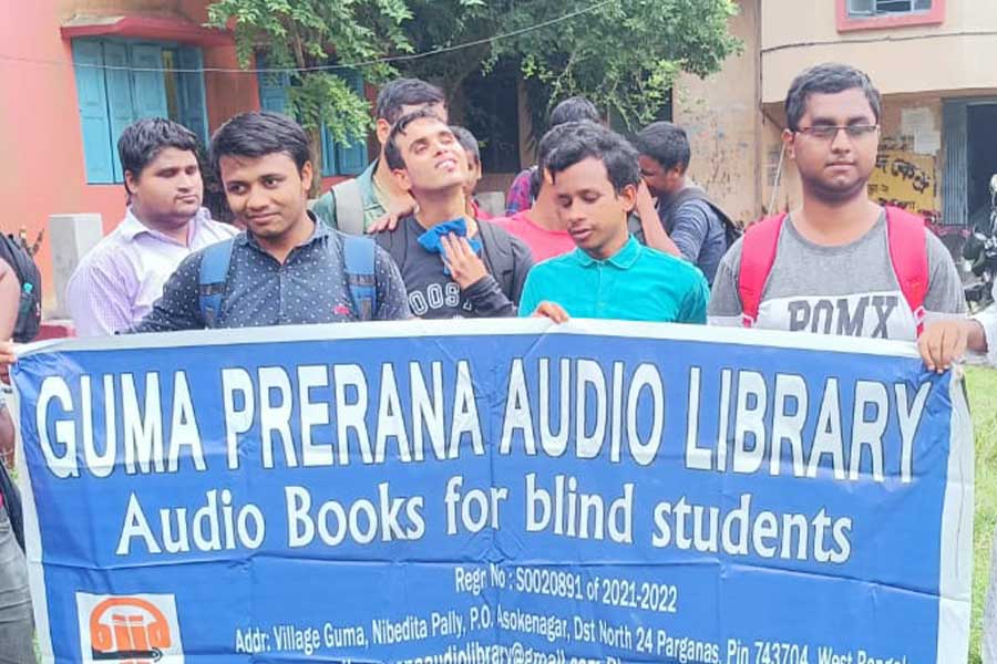 তারক গত ২০২০ সাল থেকে যে কাজে নেমেছেন, তা রাজ্যে যাদবপুর বিশ্ববিদ্যালয় ছাড়া আর কোথাও নেই— দৃষ্টিহীনদের জন্য পাঠ্যপুস্তকের অডিয়ো লাইব্রেরি।