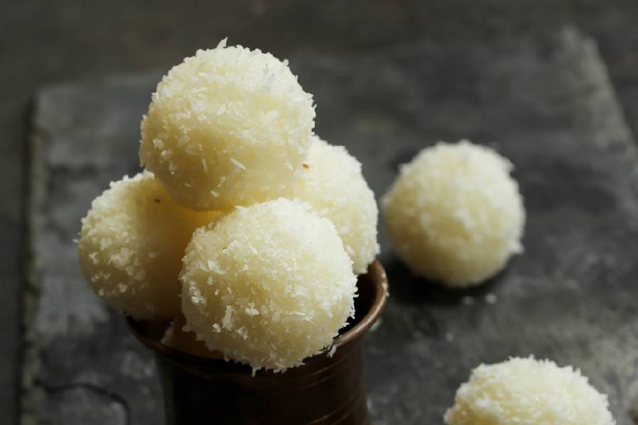 নারকেলের লাড্ডু বানিয়ে ফেলুন ১৫ মিনিটেই।