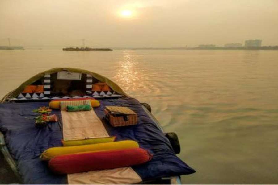 পোলো ফ্লোটেল ক্যালকাটা: ঠিকানা-  ১০ স্ট্রান্ড রোড, বিবাদী বাগ, কলকাতা ৭০০০০১ গঙ্গা বক্ষে প্রেম! আর সেই সুযোগ কিন্তু আপনি পেয়ে যাবেন এই রেস্তরাঁতে। নৌকা বিহার, আপনি এবং আপনার সঙ্গী আর সঙ্গে মোমবাতির আলোয় ডিনারের মাধুর্য। সুন্দর করে সাজানো নৌকায় আপনার সঙ্গীকে নিয়ে একান্ত অন্তরঙ্গ কয়েক ঘণ্টা কাটানোর মতন সুবিধা নিয়েই এসেছে পোলো ফ্লোটেল। তবে এই সুবিধা উপভোগ করতে কিন্তু আগেই বুক করতে হবে সময়।    