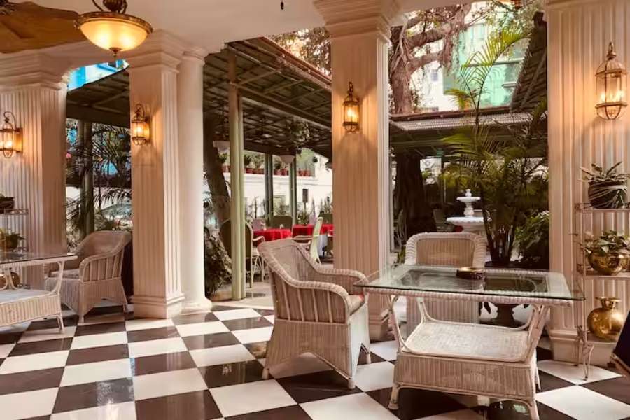 গার্ডেন ক্যাফে: ঠিকানা -  ১৩ এ সদর স্ট্রিট কলকাতা ৭০০০১৬ ফেয়ারলন হেরিটেজ হোটেলের এই ক্যাফে কিন্তু নিভৃতে সময় কাটানোর জন্য আদর্শ জায়গা। বাগানের মধ্যে খোলা আকাশের নীচে আপনার সঙ্গীর সঙ্গে উষ্ণ মূহূর্ত কাটানোর জন্য এই ক্যাফে কিন্তু বেশ ভাল। এই ক্যাফেতেই এক সময় যাতায়াত ছিল শশী কাপুর আর জেনিফার কাপুরের। আজও গেলে দেখতে পাওয়া যায় তাদের ব্যবহৃত ঘর। 