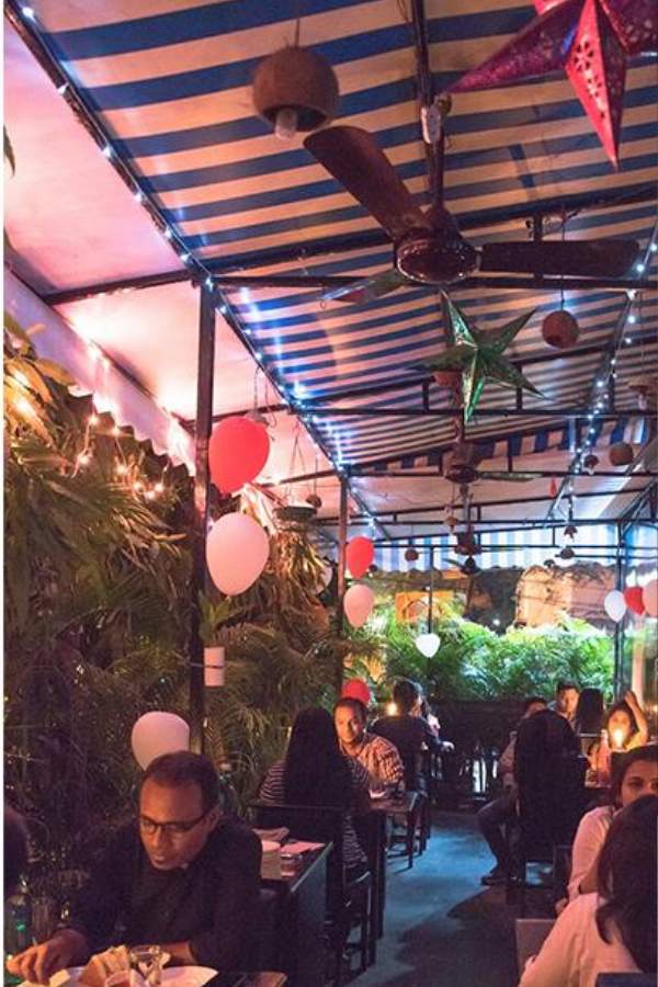 ব্লু মাগ ক্যাফে: ঠিকানা-  ১/২৪৩ এ যোধপুর ক্যাফে কলকাতা ৭০০০৬৮ যোধপুর পার্ক বাজারের কাছে এই ক্যাফেতে আপনি যেতেই পারেন আপনার প্রেমিকার সঙ্গে। নির্জন, নিরালা, নিরাপদ। 