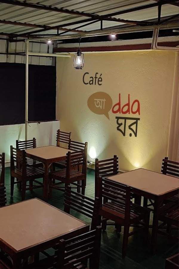 ক্যাফে আড্ডা ঘর: ঠিকানা-  ৫২ সি গোল পার্ক  কলকাতা ৭০০০১৯ কৃষ্ণচূড়া গাছে ঘেরা এই ক্যাফে প্রকৃতির কাছে নিভৃতে সময় কাটানোর জন্য কিন্তু বেশ ভাল। কোণার দিকে একটি টেবিল পেলে তো কথাই নেই। আর যদি চান আরও উষ্ণ এবং ঘনিষ্ঠ ভাবে সময় কাটাতে, রয়েছে তার ব্যবস্থাও। আগে থেকেই সংরক্ষণ করে রাখতে পারেন ওঁদের বিশেষ ঘরটি। 