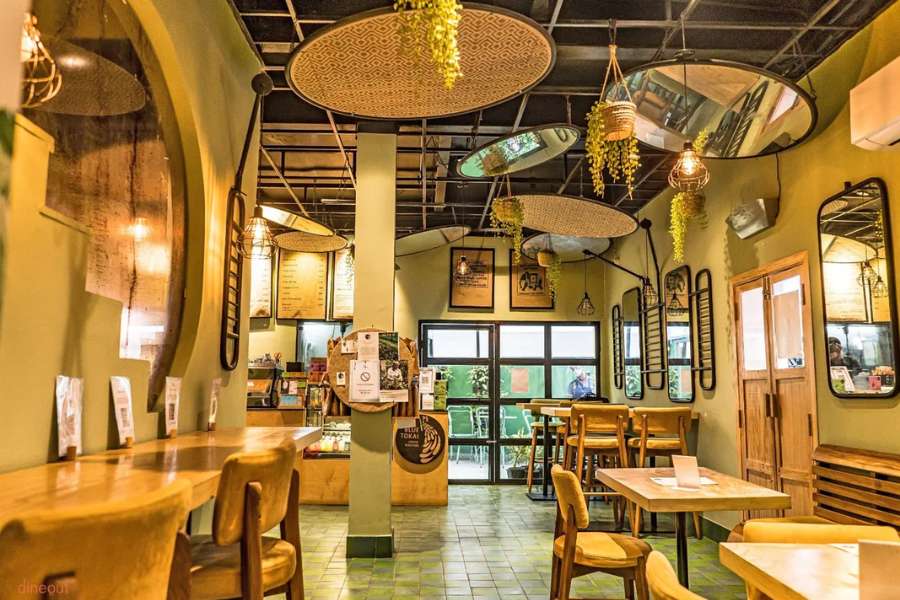    ব্লু টোকাই ক্যাফে: ঠিকানা-  ৩১, চৌরঙ্গী রোড কলকাতা ৭০০০১৬ সন্ধ্যেবেলা প্রেমিক বা প্রেমিকার সঙ্গে এক কাপ কফির সঙ্গে উষ্ণ সময় কাটাতে আসতে পারেন এই ক্যাফেতে। নিভৃতে একে অপরের উষ্ণতায় মেতে নির্বিঘ্নে কাটিয়ে দিন সময়। 