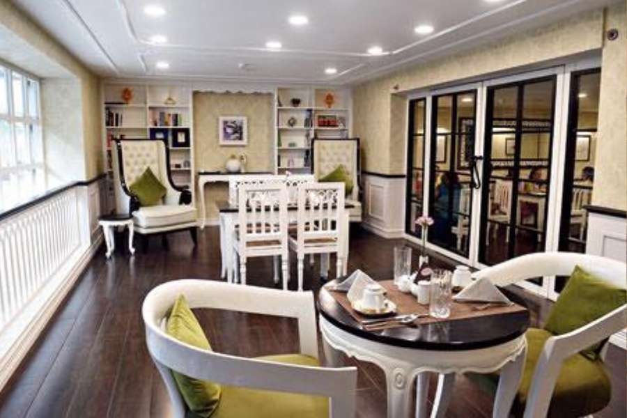 দ্য টি প্লেস বাই মঞ্জুশ্রী: ঠিকানা-  ২৫৬ পূর্ণ দাস রোড কলকাতা – ৭০০০২৯ আপনি যদি হন চা-ভক্ত হন, তা হলে এই ক্যাফে আপনার জন্য। দারুণ চা এবং শান্ত পরিবেশে সঙ্গীর সঙ্গে অন্তরঙ্গ সময় কাটাতে চাইলে আসতেই পারেন এই ক্যাফেতে।