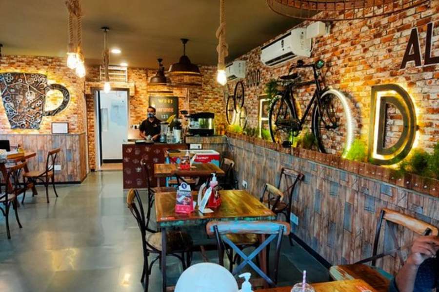 নারু মেগ: ঠিকানা-  ৫৬ এ রাজা বসন্ত রায় রোড কলকাতা ৭০০০২৯ বান্ধবীর সঙ্গে উষ্ণ সন্ধ্যা কাটাতে এই ক্যাফে বেশ ভাল। বসতে পারবেন খোলা আকাশের নীচে বা শীত তাপ নিয়ন্ত্রিত জায়গা যেখানে খুশি। 