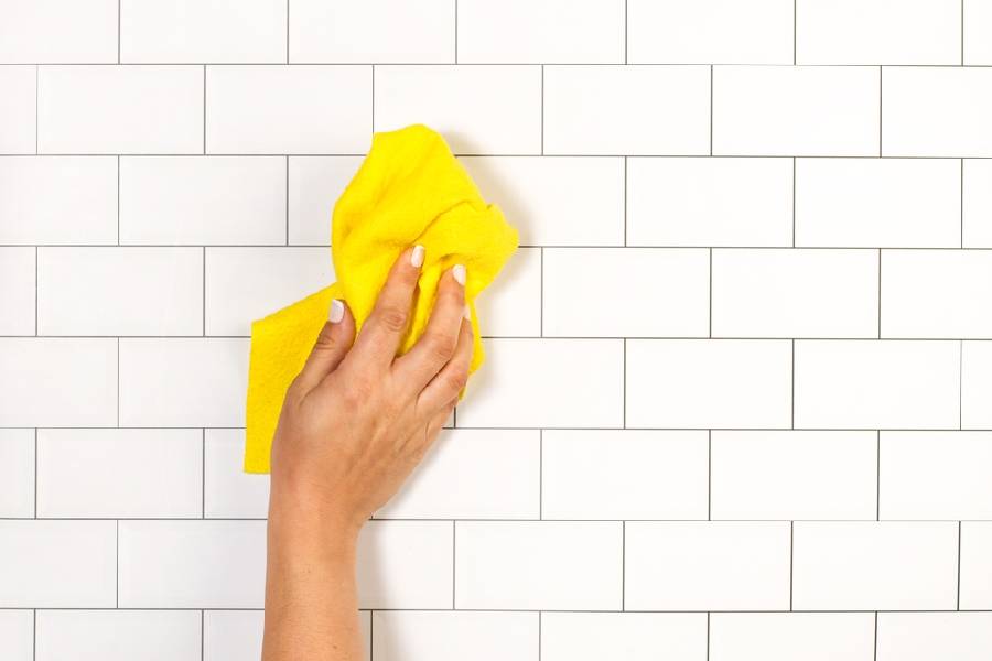 টাইলস পরিষ্কার করতে ভিনিগার ব্যবহার করা যেতে পারে।