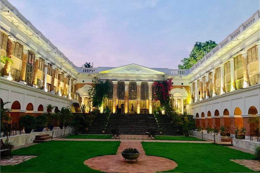 রাজবাড়ি বাওয়ালি: এটি প্রায় তিনশো বছরের পুরনো। বহু ঐতিহাসিক ঘটনার সঙ্গে জড়িয়ে। আজও এ বাড়ির কোণায় কোণায় ছড়িয়ে আছে রাজকীয়তার অগুনতি নজির। বিশাল ঘর। উচ্চমানের রেস্টুরেন্ট। আঊটডোর সুইমিং পুল। আরও কত কী! কলকাতা থেকে মাত্র ঘন্টাখানেকের দূরত্বে এই বিশাল রাজবাড়ি ও রিসর্টটি অল্প ছুটি কাটানোর আদর্শ জায়গা। 