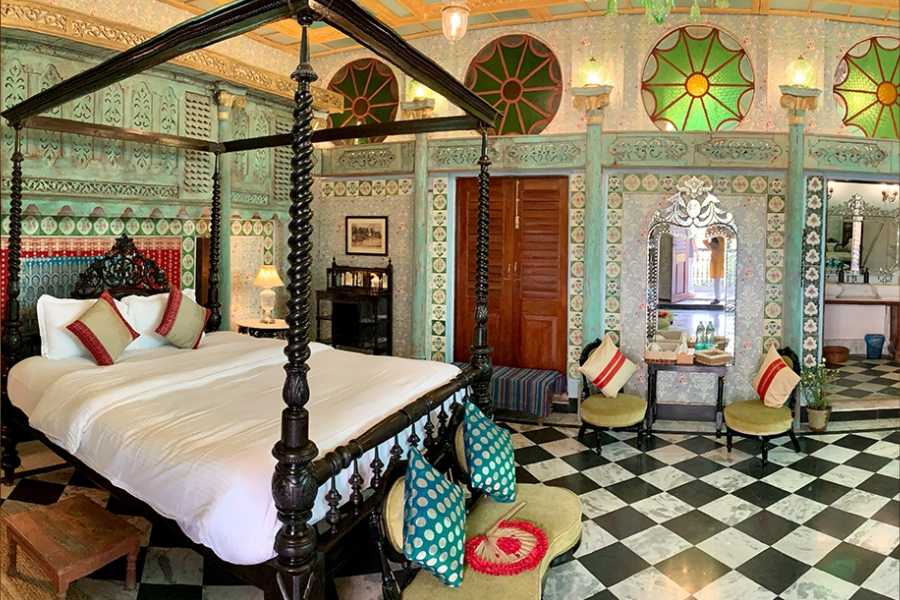 মুর্শিদাবাদের অন্যতম নজরকাড়া স্থাপত্য বাড়ি কোঠীতে অতিথিদের আপ্যায়নের কখনও ত্রুটি হয় না। আছে নানান আধুনিক কালের সুব্যবস্থা। এখানে স্থানীয় লোকেদেরই নিয়োগ করা হয়েছে গাইড, অনুবাদক, রাঁধুনি বা সহায়ক হিসেবে নিযুক্ত করা হয়েছে।