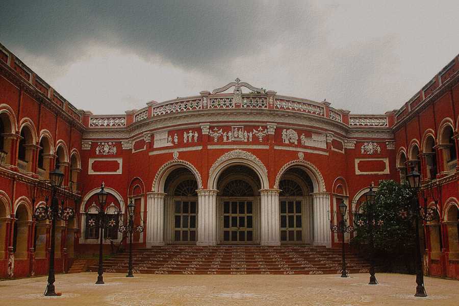ইটাচুনা রাজবাড়ি: কলকাতার কাছেই মাত্র ৭০ কিমি দূরত্বে খন্যান স্টেশনের কাছেই রয়েছে ইটাচুনা রাজবাড়ি। ৮ একর জমি নিয়ে ছড়িয়ে ছিটিয়ে থাকা বাগান ও পুকুরে ঘেরা এই রাজবাড়ি সুবিশাল ও ভারী মনোরম। এর তিনটি অংশ আছে, দেব মহল, অন্দরমহল, এবং বাহির মহল। সিংহ দুয়ার দিয়ে ভিতরে ঢুকে দুই পাশে বিস্তার করে থাকে রাজবাড়ির নানা অংশ।