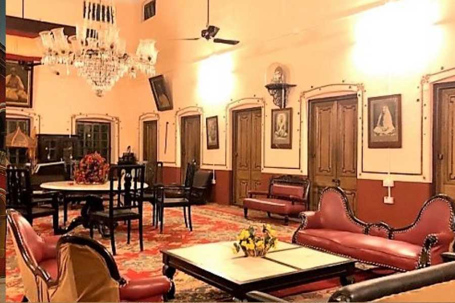 ইটাচুনা রাজবাড়িতে মূলত সবাই যান রাজকীয়তার স্বাদ উপভোগ করতে, বিশাল ঘর, টানা বারান্দা, সাবেকি ধাঁচে সাজানো ঘর ও কুণ্ডু বংশের পূর্বসুরীদের নানা ছবিতে ঢালাও করে সাজানো এই বাড়ি চারপাশ।   