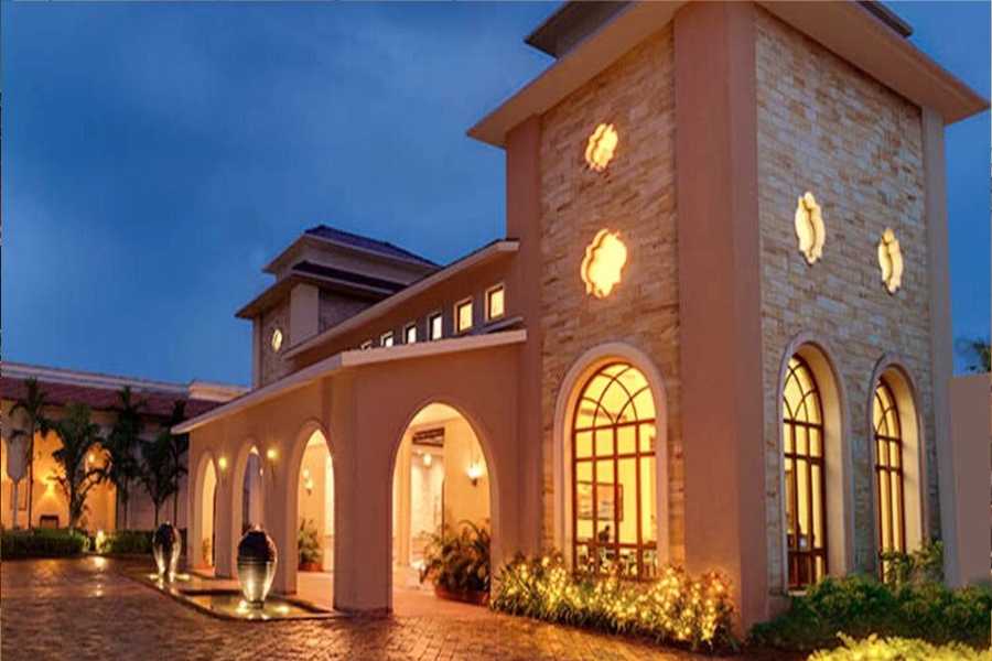 ইবিজা ফার্ণ রিসর্ট: মুল কলকাতা থেকে অল্প দূরে ডায়মন্ড হারবার রোডের ধারে আমতলায় যেতে পারেন, ইবিজা ফার্ণ রিসর্ট অ্যান্ড স্পা-তে। ছুটি কাটানোর আদর্শ জায়গা। রয়েছে আউটডোর সুইমিং পুল, শরীরচর্চার কেন্দ্র এবং একটি নাইটক্লাবও। সুবিধে আছে ফ্রি প্রাইভেট কার পার্কিং-এর। 