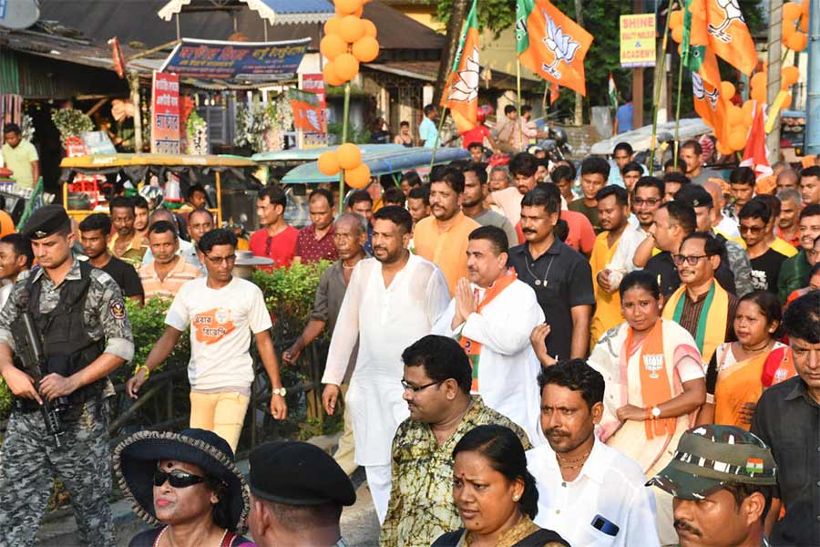 ধূপগুড়িতে উপনির্বাচনের প্রচারে পদযাত্রা শুভেন্দু অধিকারীর। বুধবার।