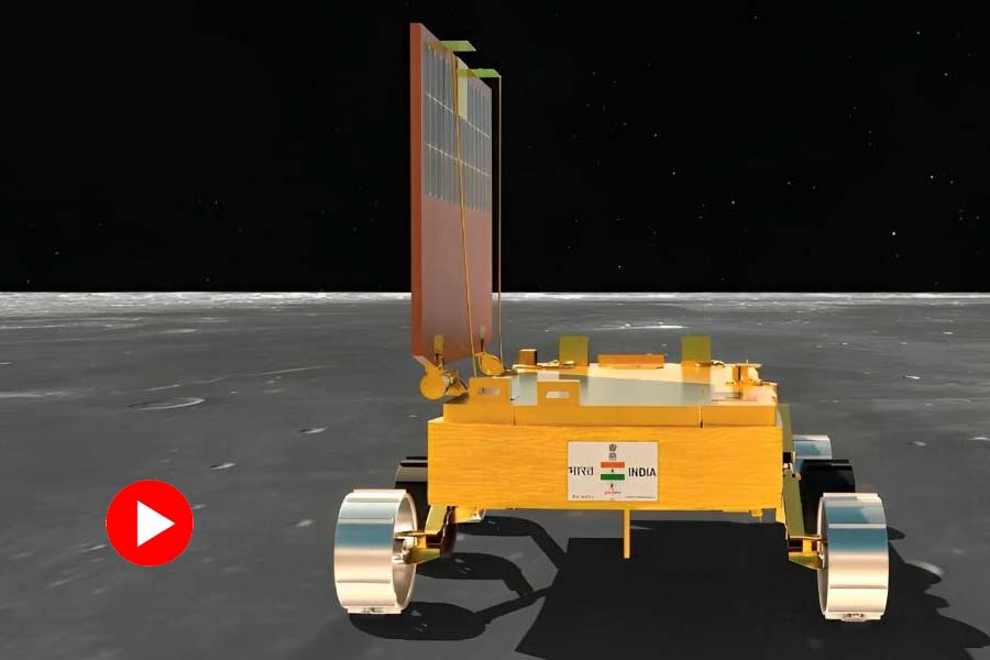 ISRO shares video of rover pragyan rotating on the Moon surface.