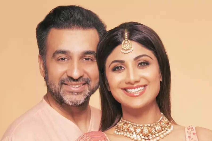 ২০০৯ সালে রাজ কুন্দ্রার সঙ্গে সাত পাকে বাঁধা পড়েন বলি অভিনেত্রী শিল্পা শেট্টি। রাজ পেশায় ব্যবসায়ী।