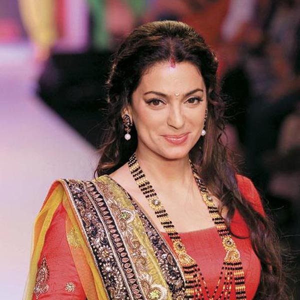 শিল্পপতিকে বিয়ে করেন নব্বইয়ের দশকের বলি অভিনেত্রী জুহি চাওলাও। ১৯৯৫ সালে শিল্পপতি জয় মেহতার সঙ্গে গাঁটছড়া বাঁধেন অভিনেত্রী।