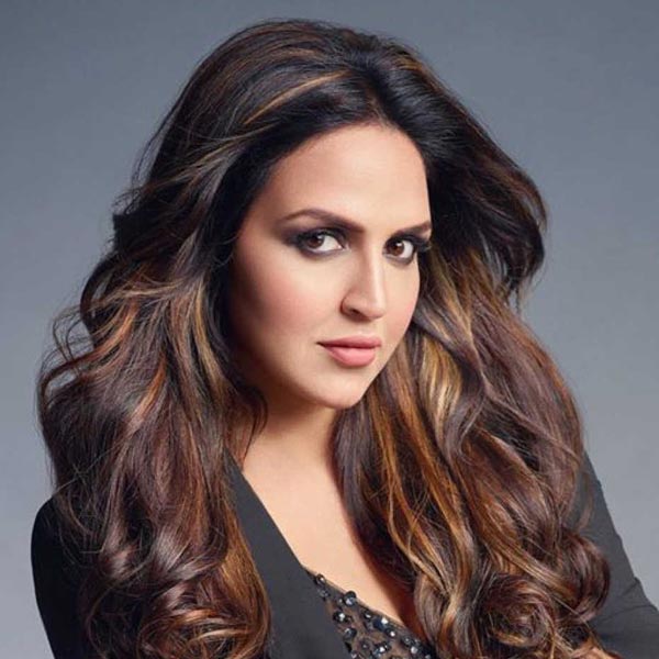 ধর্মেন্দ্র এবং হেমা মালিনীর কন্যা এষা দেওল। জীবনসঙ্গী হিসাবে কোনও বলি তারকাকে বেছে নেননি তিনিও। দীর্ঘকালীন প্রেমিক ভরত তখতানির সঙ্গে ২০১২ সালে বিয়ে করেন এষা। ব্যবসার সঙ্গে যুক্ত রয়েছেন ভরত।