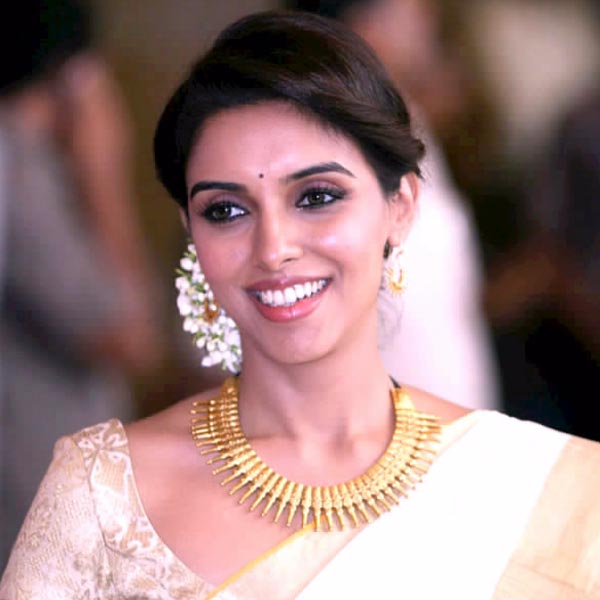 দক্ষিণী ফিল্মজগতের পাশাপাশি বলিউড ইন্ডাস্ট্রিতেও নিজের পরিচিতি গড়ে তোলেন আসিন থোট্টুমকল। ২০১৬ সালে দীর্ঘকালীন প্রেমিক রাহুল শর্মাকে বিয়ে করেন অভিনেত্রী। জনপ্রিয় মোবাইল প্রস্তুতকারী সংস্থার অধিকর্তা রাহুল।