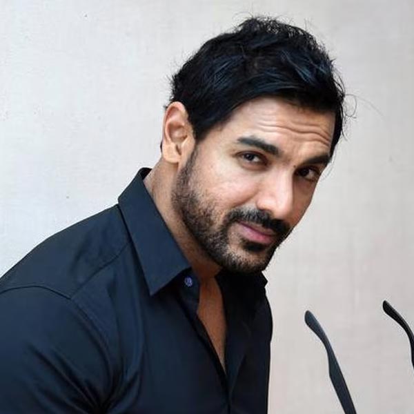 ২০১৩ সালে নিকটাত্মীয় এবং বন্ধুবান্ধবদের নিমন্ত্রিতদের তালিকায় রেখে বিয়ে করেন বলি অভিনেতা জন আব্রাহম। তাঁর জীবনসঙ্গিনী প্রিয়া রুঞ্চল পেশায় ইনভেস্টমেন্ট ব্যাঙ্কার।