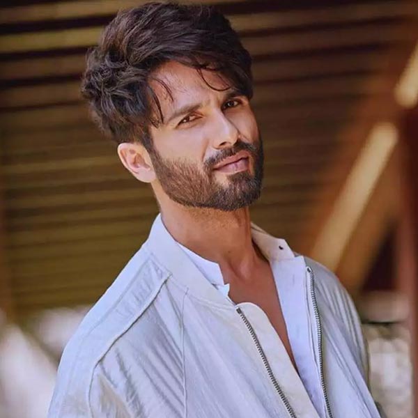 শাহিদ কপূরের সঙ্গে করিনা কপূর খানের প্রেম-বিচ্ছেদ কোনওটাই অজানা নয়। করিনার সঙ্গে বিচ্ছেদের পর বলিউডের ‘চকোলেট বয়’ কার সঙ্গে সম্পর্কে জড়াচ্ছেন সে দিকে নজর ছিল সকলের। ২০১৫ সালে মীরা রাজপুতের সঙ্গে গাঁটছড়া বাঁধেন অভিনেতা। অভিনয়জগতের সঙ্গে যুক্ত নন মীরা।