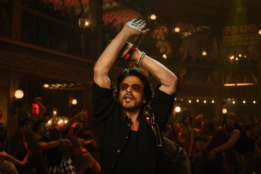 ‘জ়িন্দা বান্দা’ এবং ‘ছলেয়া’র পর মুক্তি পায় ‘জওয়ান’ ছবিটির তৃতীয় গান ‘নট রামাইয়া বস্তাবইয়া’। কিন্তু গানের বাণীতে বার বার ‘রামাইয়া বস্তাবইয়া’ শব্দবন্ধনীটি ফিরে এলেও ‘নট’ শব্দটি গেল কোথায়? তবে কি এই গান সত্যি ‘রামাইয়া বস্তাবইয়া’ নয়?