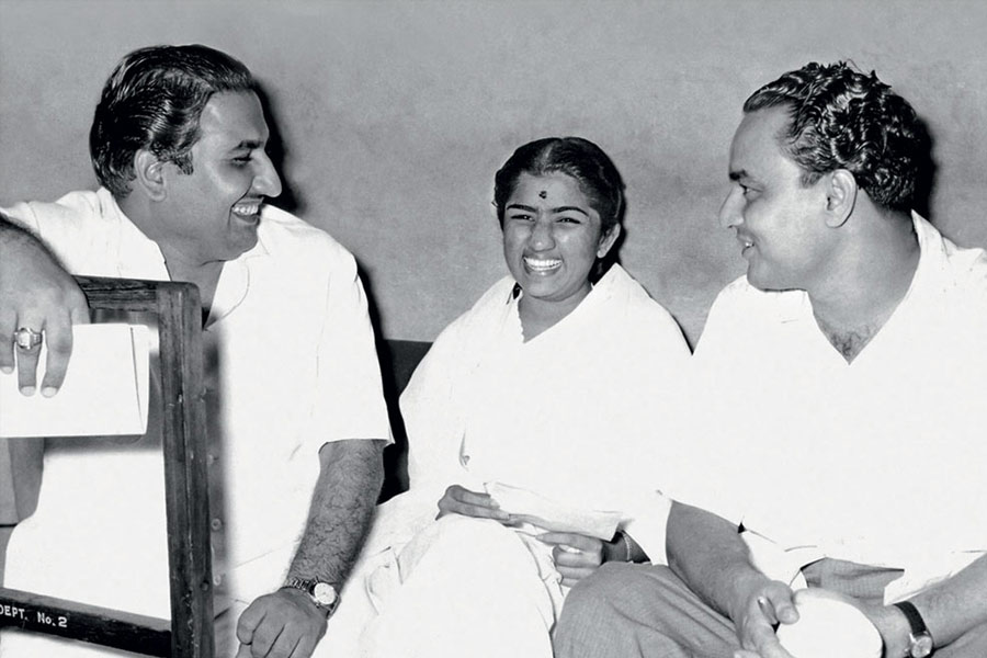 ‘রামাইয়া বস্তাবইয়া’র নেপথ্যকাহিনি জানতে হলে বলিপাড়ার স্মৃতির পাতা ঘাঁটতে হয়। ‘রামাইয়া বস্তাবইয়া’ গানটি গেয়েছিলেন মহম্মদ রফি, লতা মঙ্গেশকর এবং মুকেশ।