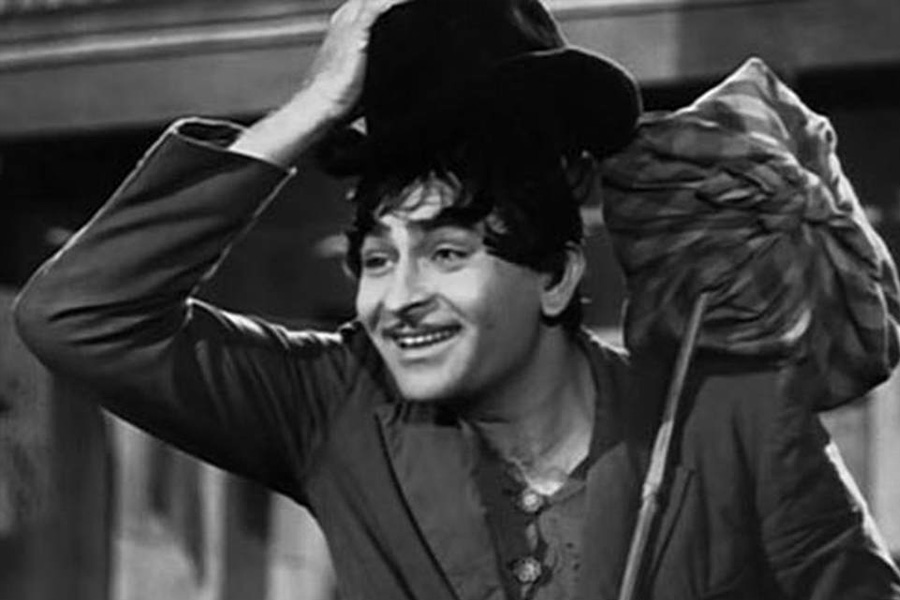 ‘শ্রী ৪২০’ ছবির শুটিংয়ের সময় মাঝেমধ্যেই দলবল নিয়ে মহারাষ্ট্রের খন্ডালা যেতেন রাজ। সংবাদমাধ্যমের প্রতিবেদন সূত্রে খবর, সঙ্গীত পরিচালনা দলের সদস্য ছিলেন শঙ্কর, জয়কিষণ, শৈলেন্দ্র এবং হজরত জয়পুরী। তাঁদের সঙ্গেই খন্ডালা যেতেন রাজ।