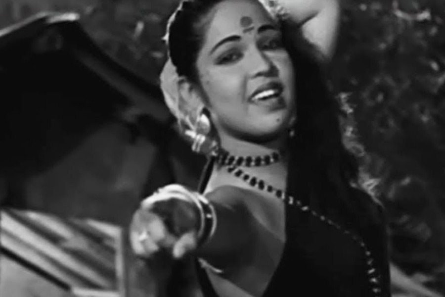 কর্মসূত্রে বেশ কিছু দিন হায়দরাবাদে ছিলেন শঙ্কর। তেলুগু ভাষার সঙ্গেও পরিচিতি ছিল তাঁর। ওই দোকানে রামাইয়া নামে এক কর্মী ছিলেন। তিনিও তেলুগুভাষী ছিলেন। রামাইয়ার সঙ্গে তেলুগু ভাষাতেই কথা বলতেন শঙ্কর।