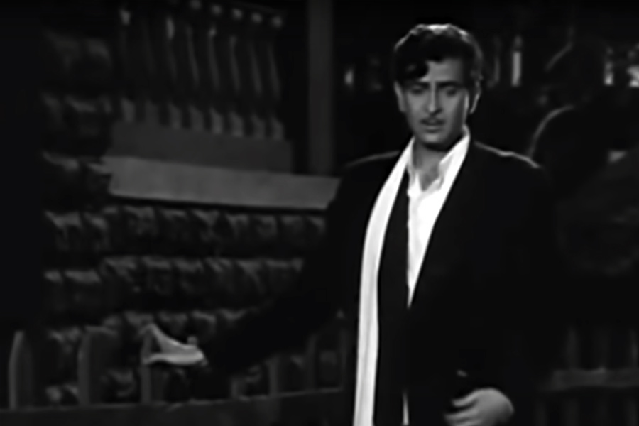 বার বার ‘রামাইয়া বস্তাবইয়া’ বলে ডাক দিয়ে উঠছিলেন শঙ্কর। তার পর মনে মনে এই দুই শব্দ ছন্দ মিলিয়ে বলে বার বার উচ্চারণ করতে থাকেন।