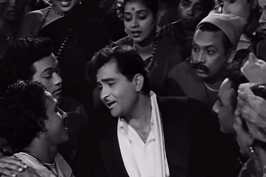 জয়কিষণ সঙ্গে সঙ্গে টেবিল বাজাতে শুরু করেন। ‘রামাইয়া বস্তাবইয়া’র সঙ্গে তাল মিলিয়ে এক অদ্ভুত সুরের সৃষ্টি হয়। হজরত তখন শঙ্করকে জিজ্ঞাসা করেন এই সুরের সঙ্গে কিছু যোগ করা যাবে কি না। শৈলেন্দ্র পরের লাইনটি যোগ করেন, ‘ম্যায়নে দিল তুঝকো দিয়া’। তার পরেই তৈরি হয় ‘শ্রী ৪২০’ ছবির গান ‘রামাইয়া বস্তাবইয়া’।