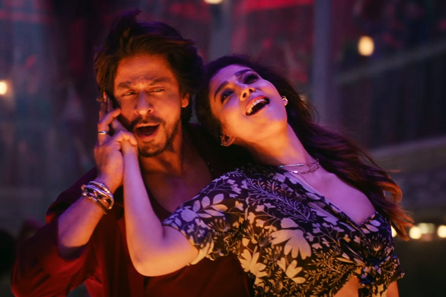 ‘নট রামাইয়া বস্তাবইয়া’য় নাচের দৃশ্যে অভিনয় করেন শাহরুখ এবং নয়নতারা। এর নৃত্য পরিকল্পকের ভূমিকায় ছিলেন বৈভবী মার্চেন্ট।