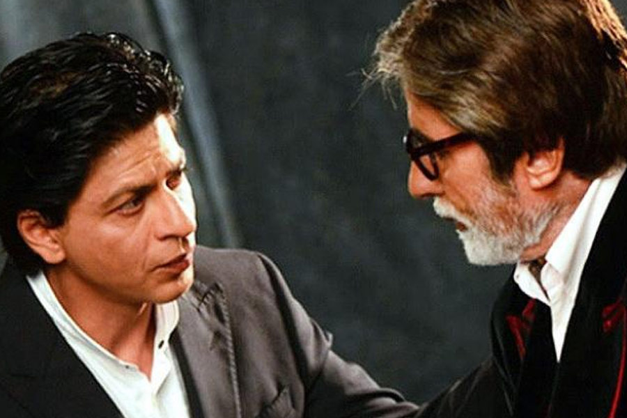 এক দিকে বলিউডের ‘শাহেনশাহ’ অমিতাভ বচ্চন, অন্য দিকে বলিপাড়ার ‘বাদশা’ শাহরুখ খান। হিন্দি ফিল্মজগতের দুই সুপারস্টার ১৭ বছর পর আবার বড় পর্দায় জুটি বাঁধতে চলেছেন। এমনটাই কানাঘুষো শোনা যাচ্ছে বলিপাড়ায়।