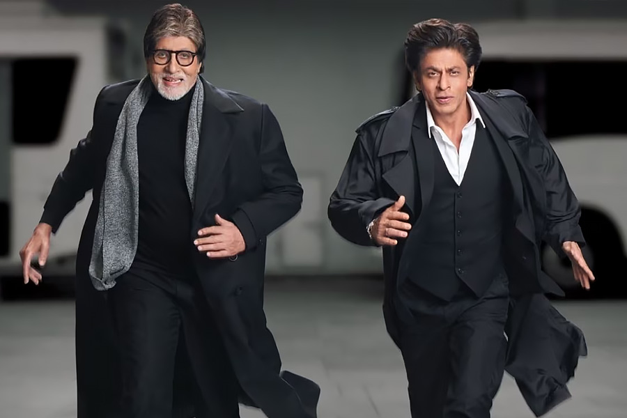 সম্প্রতি সমাজমাধ্যমে ছড়িয়ে পড়া একটি ছবিতে একসঙ্গে দৌড়তে দেখা যাচ্ছে শাহরুখ এবং অমিতাভকে। তাঁদের পরনে কালো স্যুট। শোনা যাচ্ছে ‘ওয়াদা’ ছবির জন্য একসঙ্গে শুটিং করবেন তাঁরা। যদিও তা এখনও নিশ্চিত নয়।