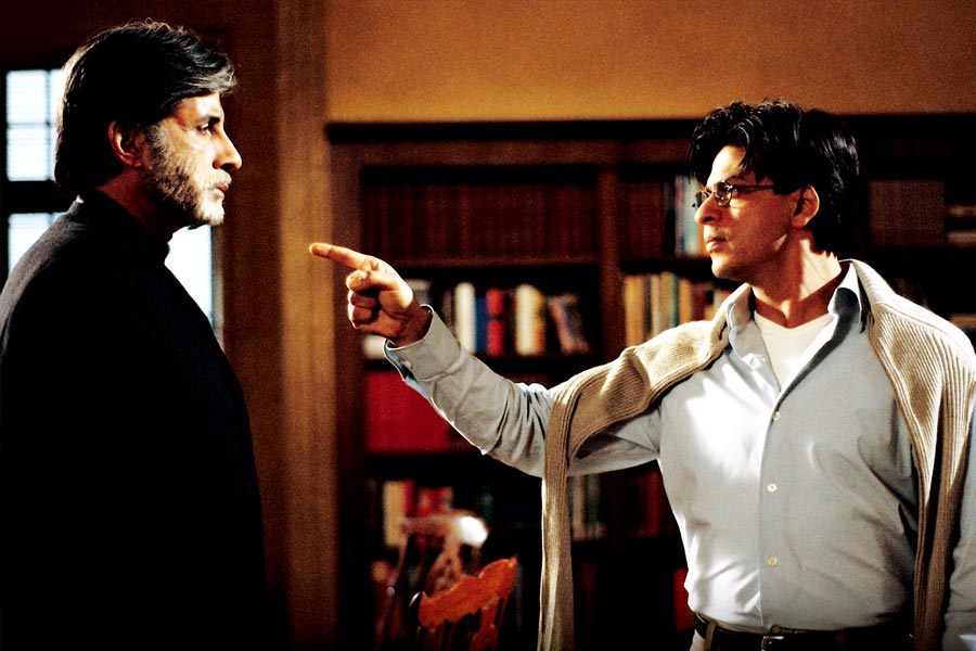 বলিপাড়ার অন্দরমহল সূত্রে খবর, ‘মহব্বতে’ ছবির সেটে অমিতাভ এবং শাহরুখ দু’জনে উপস্থিত থাকলেও সেটে উপস্থিত অনেকেই শাহরুখের সঙ্গে সহজ ভাবে মিশে যেতেন।