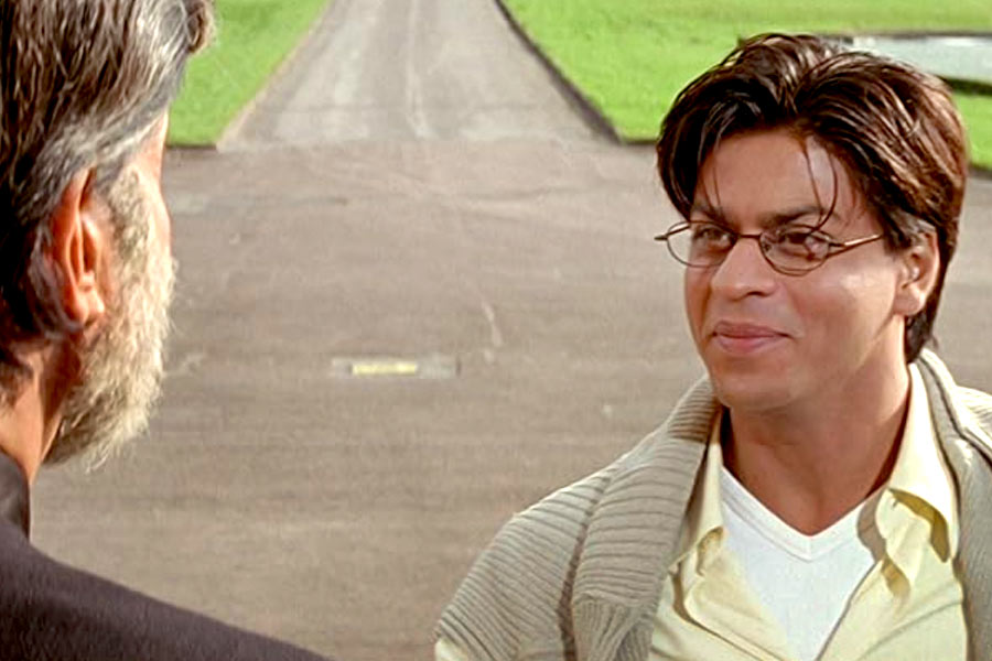 অমিতাভের পাশাপাশি শাহরুখকেও সেটে উপস্থিত সকলে ‘স্যর’ বলে সম্বোধন করতেন।