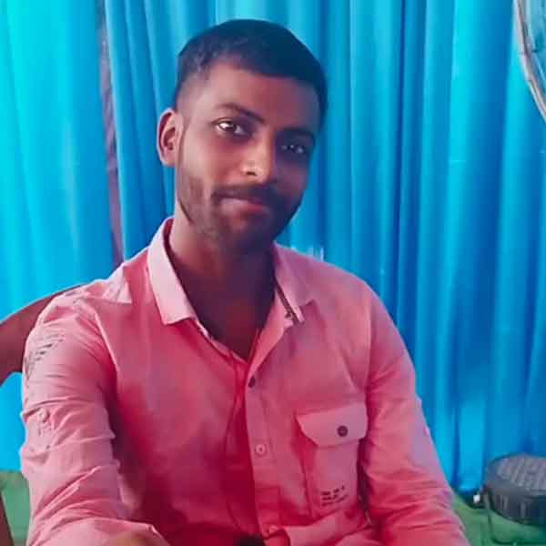 সুতপা চৌধুরী হত্যাকাণ্ডে দোষী সাব্যস্ত হওয়া সুশান্ত চৌধুরীকে ফাঁসির সাজা শোনাল আদালত। বৃহস্পতিবার বহরমপুরের তৃতীয় দ্রুত নিষ্পত্তি (ফাস্ট ট্র্যাক) আদালতের অতিরিক্ত ও জেলা দায়রা বিচারক সন্তোষকুমার পাঠক সুশান্ত চৌধুরীকে ফাঁসির সাজা শোনান। সুশান্তের আইনজীবী পীযূষ ঘোষ বলেন, “আমার মক্কেল একজন মেধাবী ছাত্র। তার বৃহত্তর ভবিষ্যতের কথা চিন্তা করে অন্ততপক্ষে যাবজ্জীবন কারাদণ্ডের প্রার্থনা করেছিলাম। মহামান্য আদালত তার মৃত্যুদণ্ডের সাজা দিয়েছে। রায়ের কপি পাওয়ার পর মক্কেলের পরিবারের সঙ্গে কথা বলে পরবর্তী সিদ্ধান্ত নেওয়া হবে।”