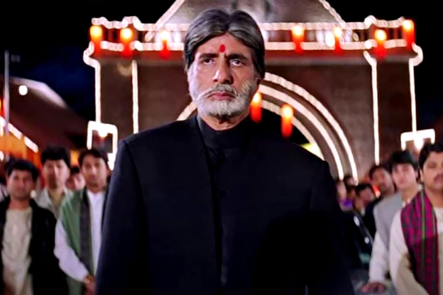 ‘মহব্বতে’ ছবির সেটে শাহরুখকে নিয়ে মাতামাতি দেখে অমিতাভ বুঝতে পারেন যে অমিতাভ বলিপাড়া থেকে যে জনপ্রিয়তা অর্জন করেছিলেন তা কালের নিয়মেই ধীরে ধীরে কমে যাচ্ছে। তাঁর জায়গা দখল করছেন শাহরুখ।