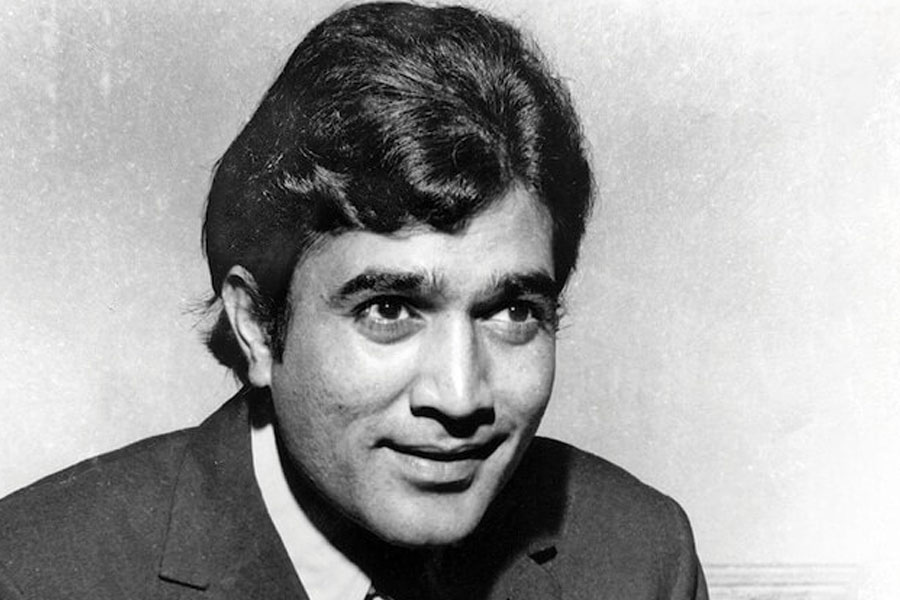 অমিতাভ ভাবেন সময়ের চাকা হয়তো উল্টো দিকে ঘুরতে শুরু করেছে। বলিউডের প্রথম সুপারস্টার হিসাবে পরিচিত ছিলেন রাজেশ খন্না। কিন্তু অমিতাভ আসার পর সময়ের সঙ্গে সঙ্গে রাজেশের জনপ্রিয়তা কমতে শুরু করে।