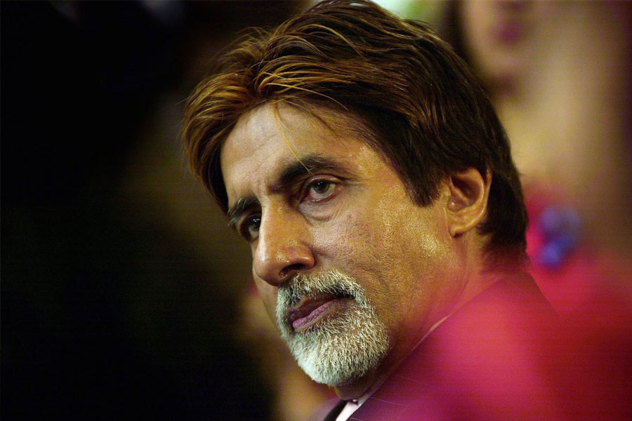 রাজেশের পরিবর্তে হিন্দি ফিল্মজগতে ধীরে ধীরে নিজের জায়গা তৈরি করতে শুরু করেন অমিতাভ। বলিউডের ‘শাহেনশাহ’ হয়ে ওঠেন তিনি।