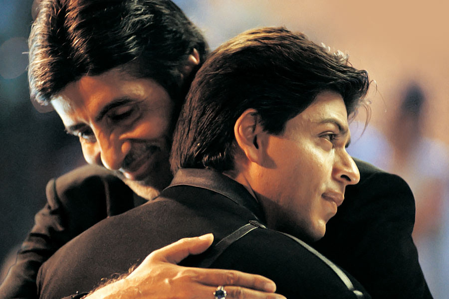 তবে শাহরুখের সঙ্গে কখনও অমিতাভের সম্পর্কের সমীকরণে অসমতা দেখা যায়নি। বরং ‘মহব্বতে’র পর একাধিক হিন্দি ছবিতে একসঙ্গে অভিনয় করেছেন দুই তারকা।