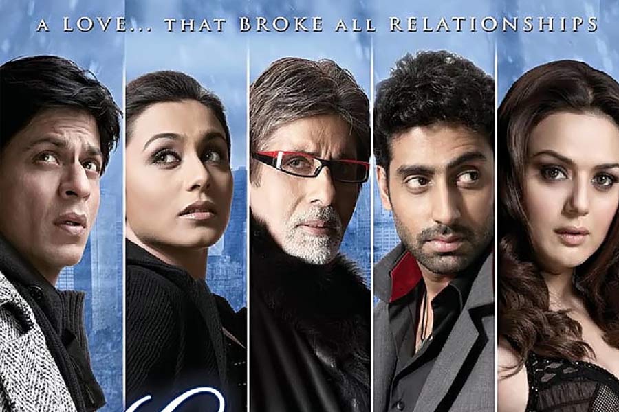 ২০২২ সালে মুক্তিপ্রাপ্ত ‘ব্রহ্মাস্ত্র: পার্ট ওয়ান শিবা’ ছবিতেও অভিনয় করেছেন অমিতাভ এবং শাহরুখ। কিন্তু একসঙ্গে অভিনয় করতে দেখা যায়নি তাঁদের। দুই অভিনেতাকে একসঙ্গে শেষ বার ‘কভি অলবিদা না কহেনা’ ছবিতে দেখা গিয়েছে। ১৭ বছর পর আবার দুই তারকাকে দেখা যাবে কি না সেই অপেক্ষায় রয়েছেন দর্শক।