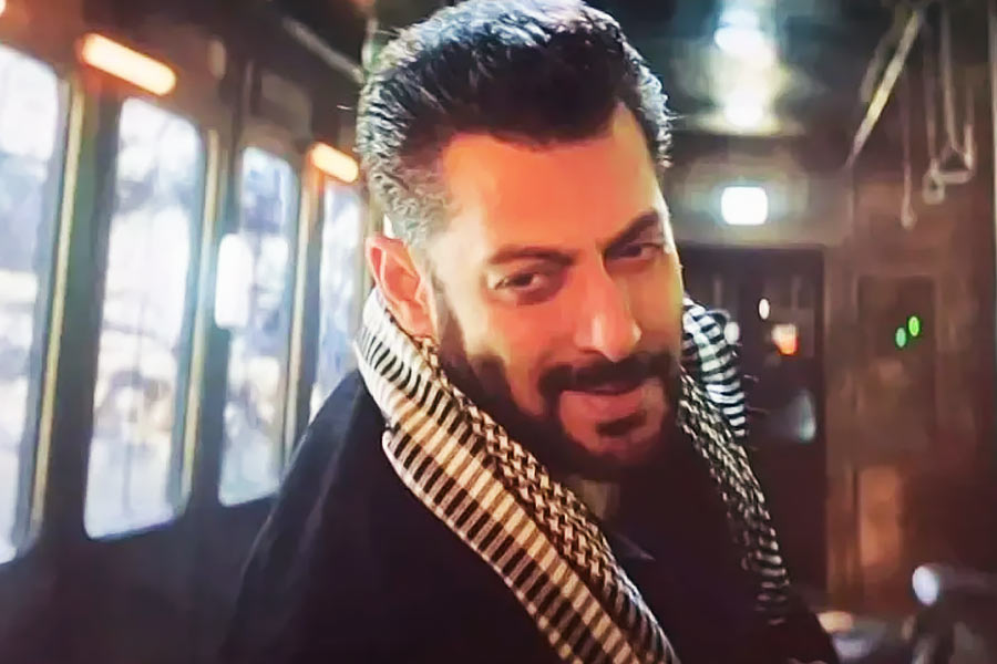 চলতি বছরে প্রেক্ষাগৃহে মুক্তি পেয়েছে ‘পাঠান’। এই ছবিতে শাহরুখের সঙ্গে জুটি বেঁধেছিলেন দীপিকা। সেই ছবিতে ক্যামিয়ো চরিত্রে অভিনয় করেছেন সলমন। কিন্তু সলমনের সঙ্গে একই দৃশ্যে অভিনয়ের সুযোগ পাননি দীপিকা।