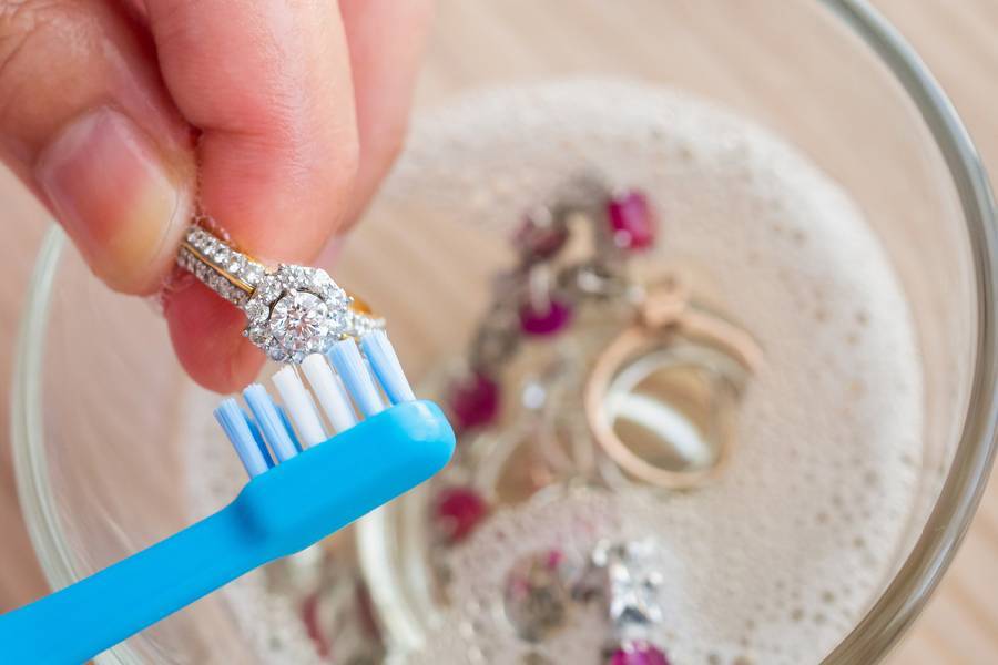 হিরের গয়না সাধারণত দোকানে না দিলে তা পরিষ্কার করা মুশকিল, অনেকেই এমনটা  ভাবেন।