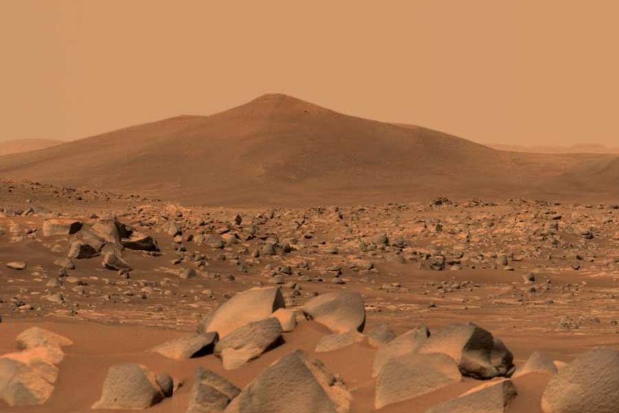 A volcano in the Mars was once surrounded by water.