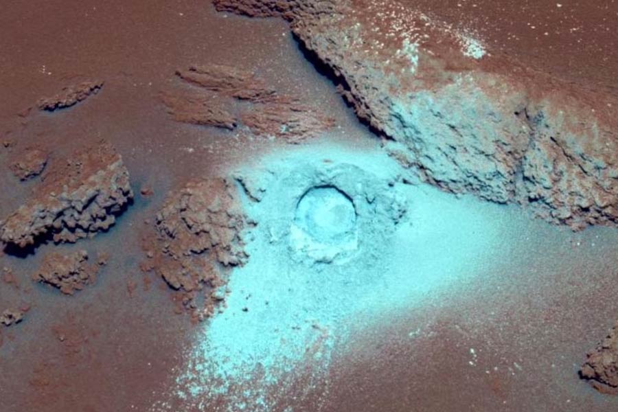 A volcano in the Mars was once surrounded by water.