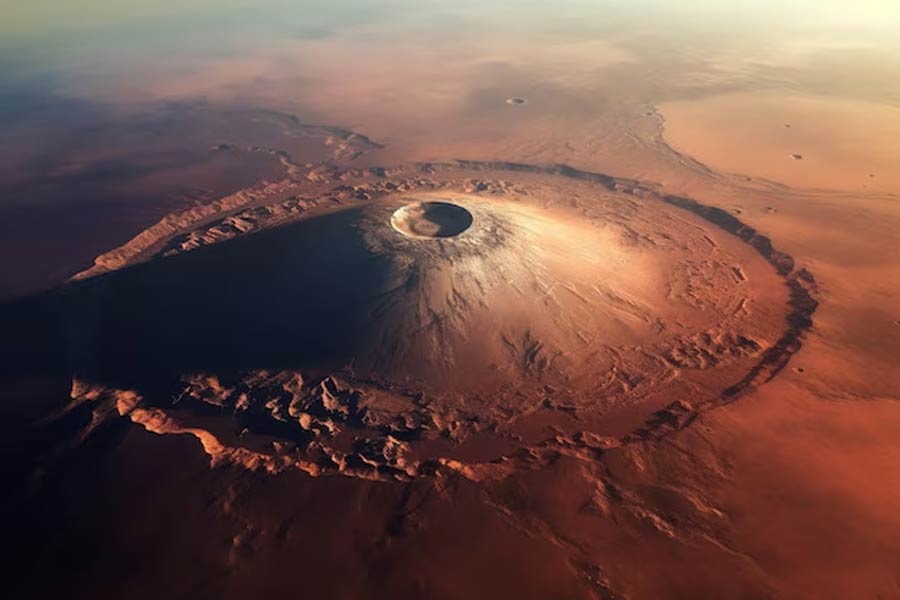 A volcano in the Mars was once surrounded by water.