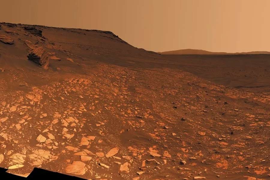 A volcano in the Mars was once surrounded by water.