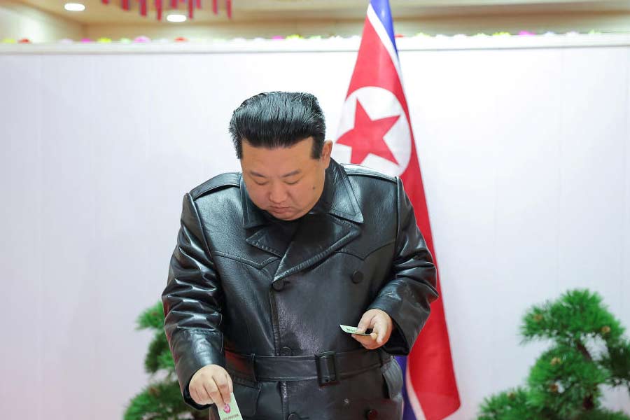 কিন্তু কেন এই নজরদারি? উত্তর কোরিয়ার তরফে বলা হচ্ছে, নিয়মিত নজরদারির ফলে ওই সমস্ত গুরুত্বপূর্ণ জায়গায় যে কোনও ধরনের পরিবর্তনের বিষয়ে অবহিত থাকবে তারা। যে কোনও পরিস্থিতিতে সুনির্দিষ্ট লক্ষ্যবস্তুতে আঘাত হানাও সম্ভব হবে।