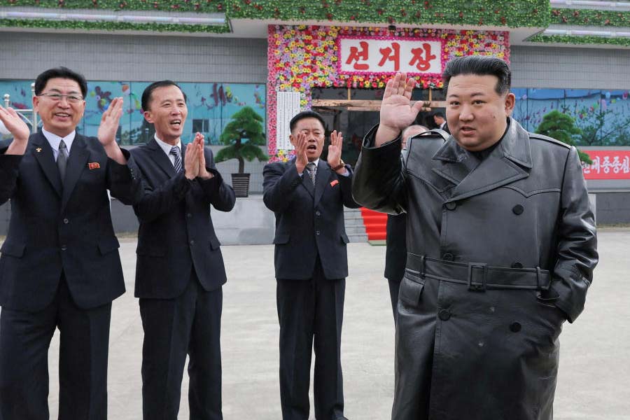 মোট কথা সামরিক এবং রণকৌশলগত দিক থেকে আমেরিকা, পশ্চিমি শক্তিবর্গ এবং ওয়াশিংটন-‘ঘনিষ্ঠ’ দক্ষিণ কোরিয়ার উপর চাপ তৈরি করতে চাইছে উত্তর কোরিয়া। আমেরিকা অবশ্য নজরদারি সংক্রান্ত দাবির সত্যতা নিয়েই প্রশ্ন তুলে দিয়েছে।